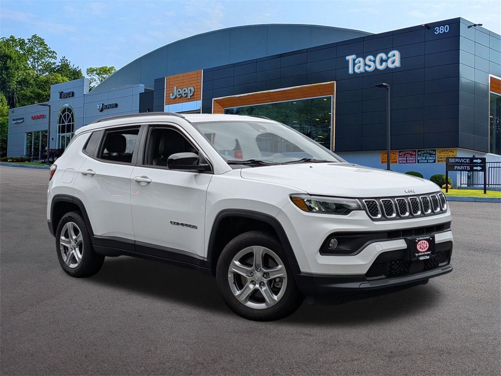 Used 2023 White Jeep Latitude image 1