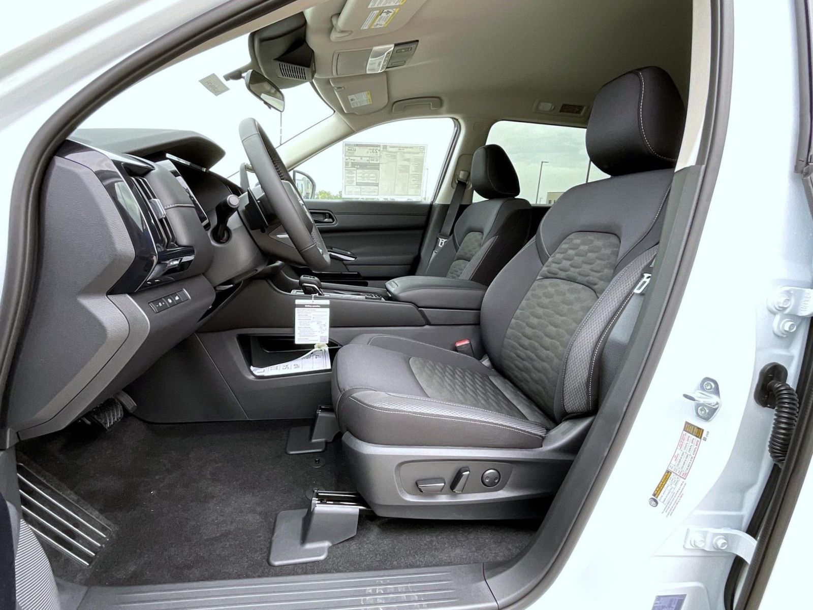 2025 Nissan Pathfinder SV photo 10