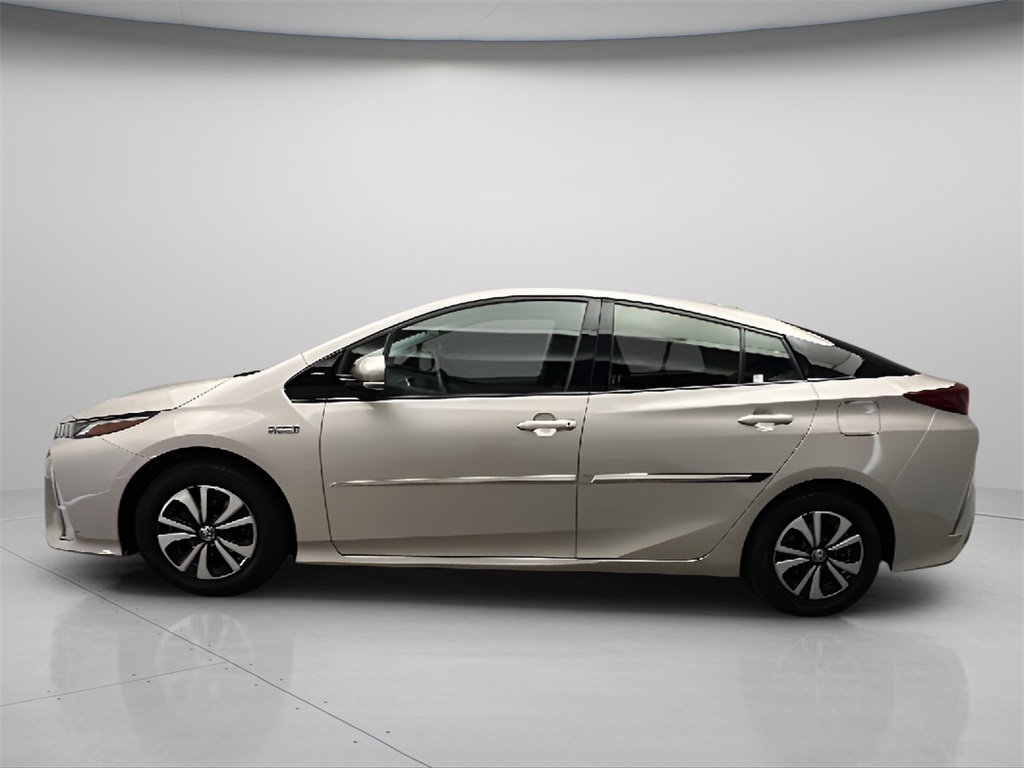 2017 Toyota Prius Prime Advanced photo 2