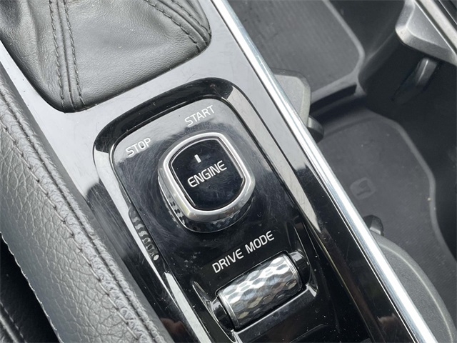 2016 Volvo XC90 T6 Momentum photo 25