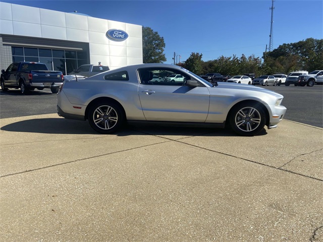 2011 Ford Mustang V6 Premium photo 2