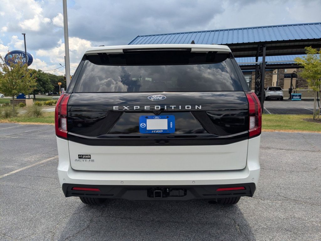 2025 Ford Expedition photo 3