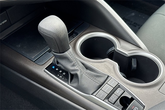 2022 Toyota Camry Hybrid LE photo 22