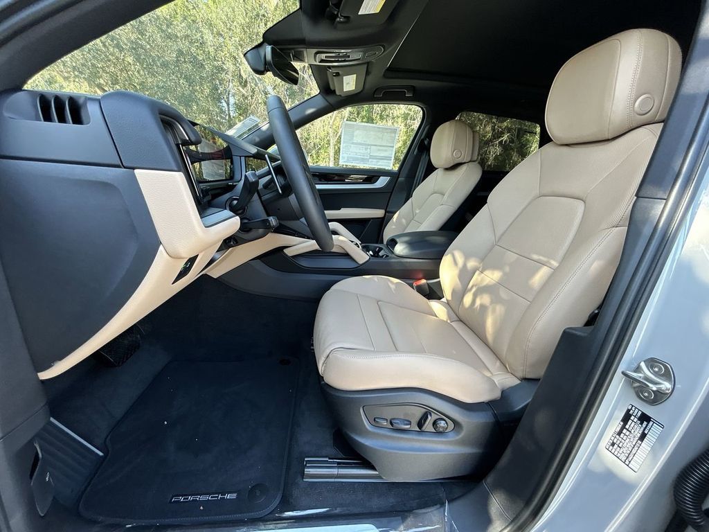2025 Porsche Cayenne Base photo 13