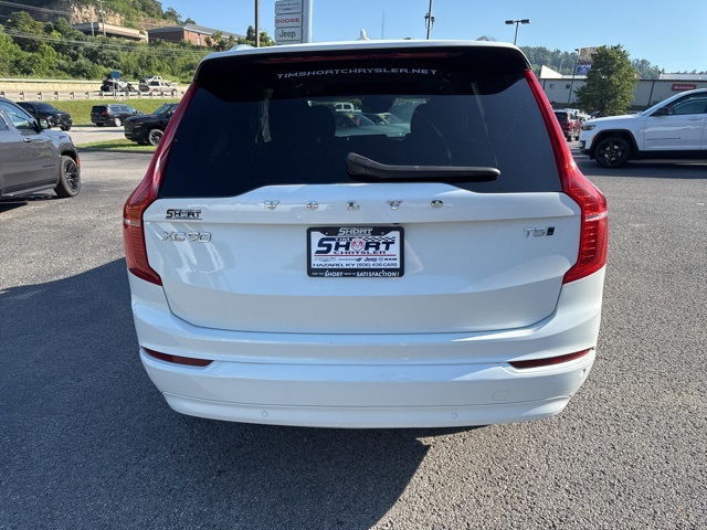 2022 Volvo XC90 T5 Momentum photo 4