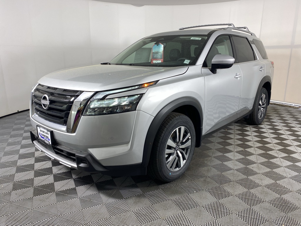2025 Nissan Pathfinder SL photo 3