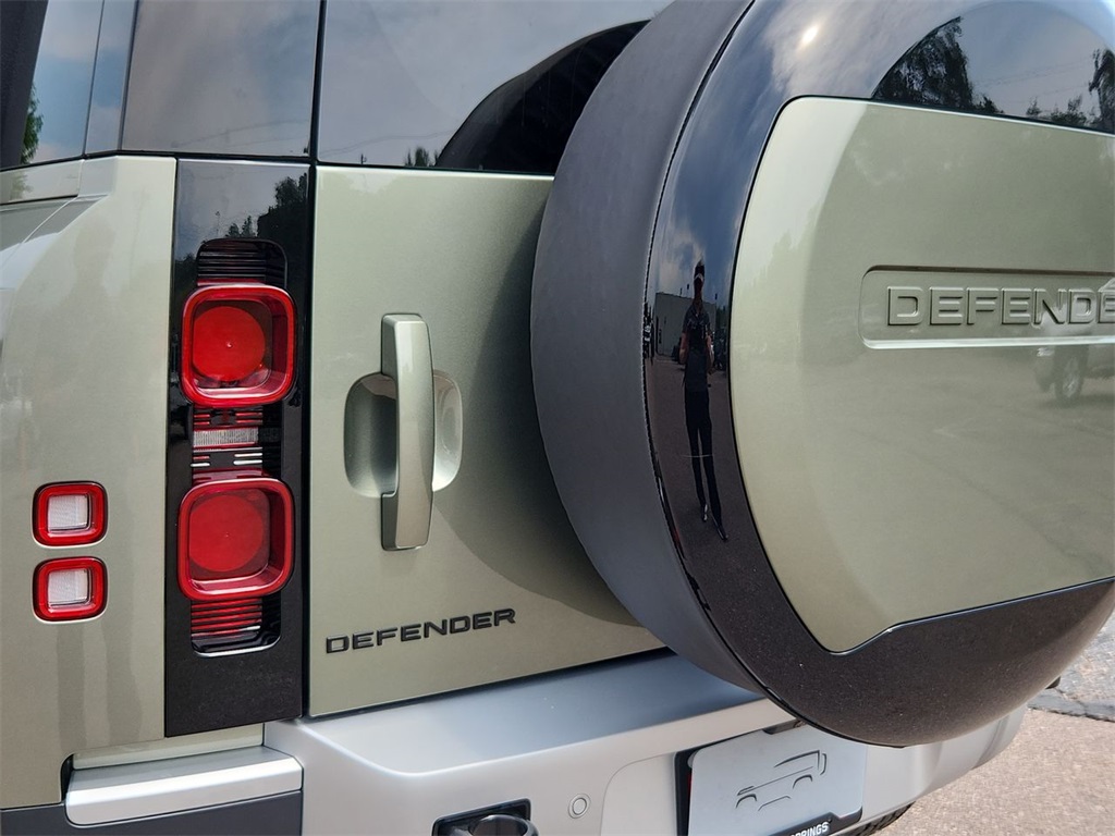 2025 Land Rover Defender 110 S photo 29