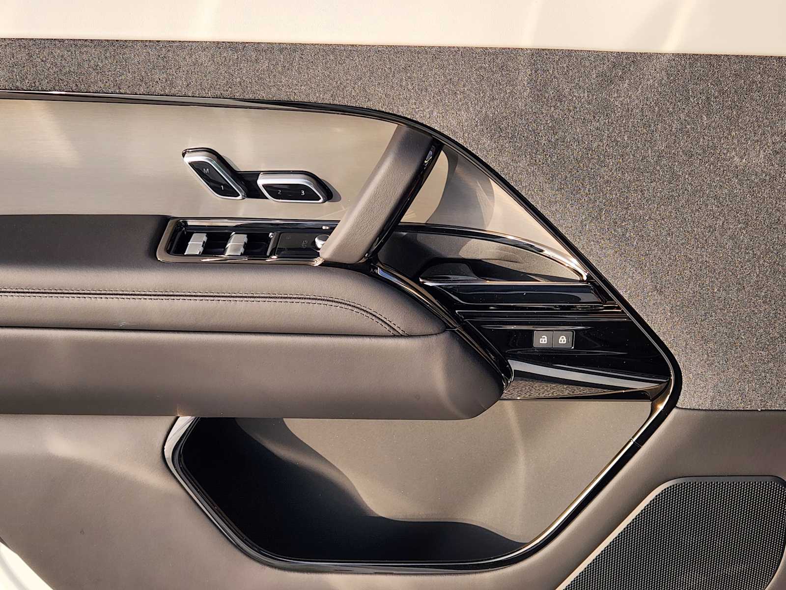 2025 Land Rover Range Rover Sport SE photo 17