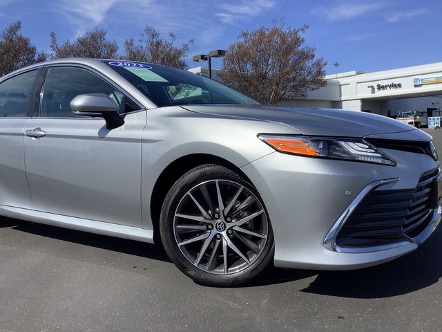 2023 Toyota Camry Hybrid XLE photo 3