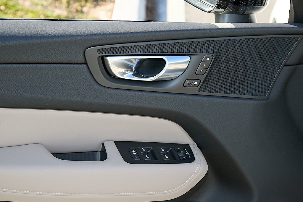2026 VOLVO XC60 - Image 9