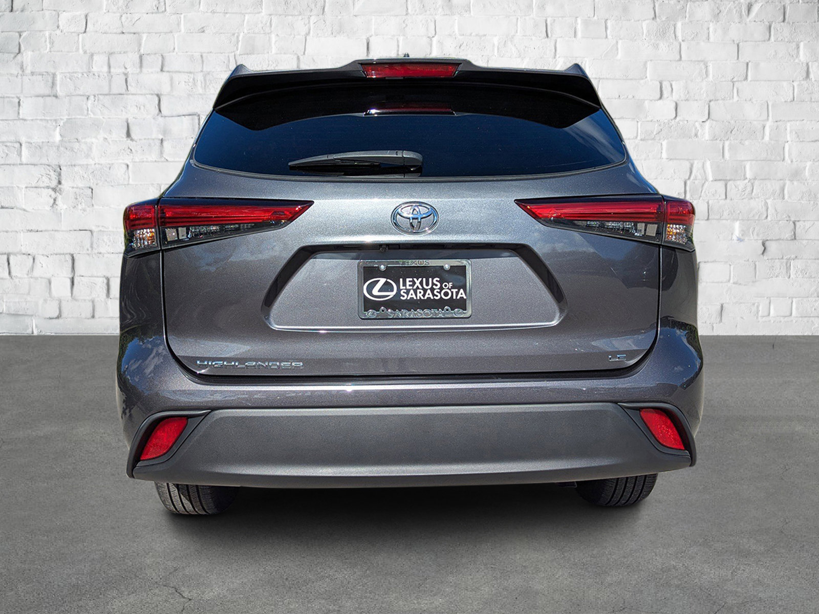2022 Toyota Highlander LE photo 5