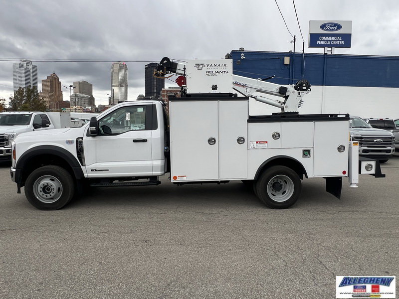 2025 Ford F-600 photo 2