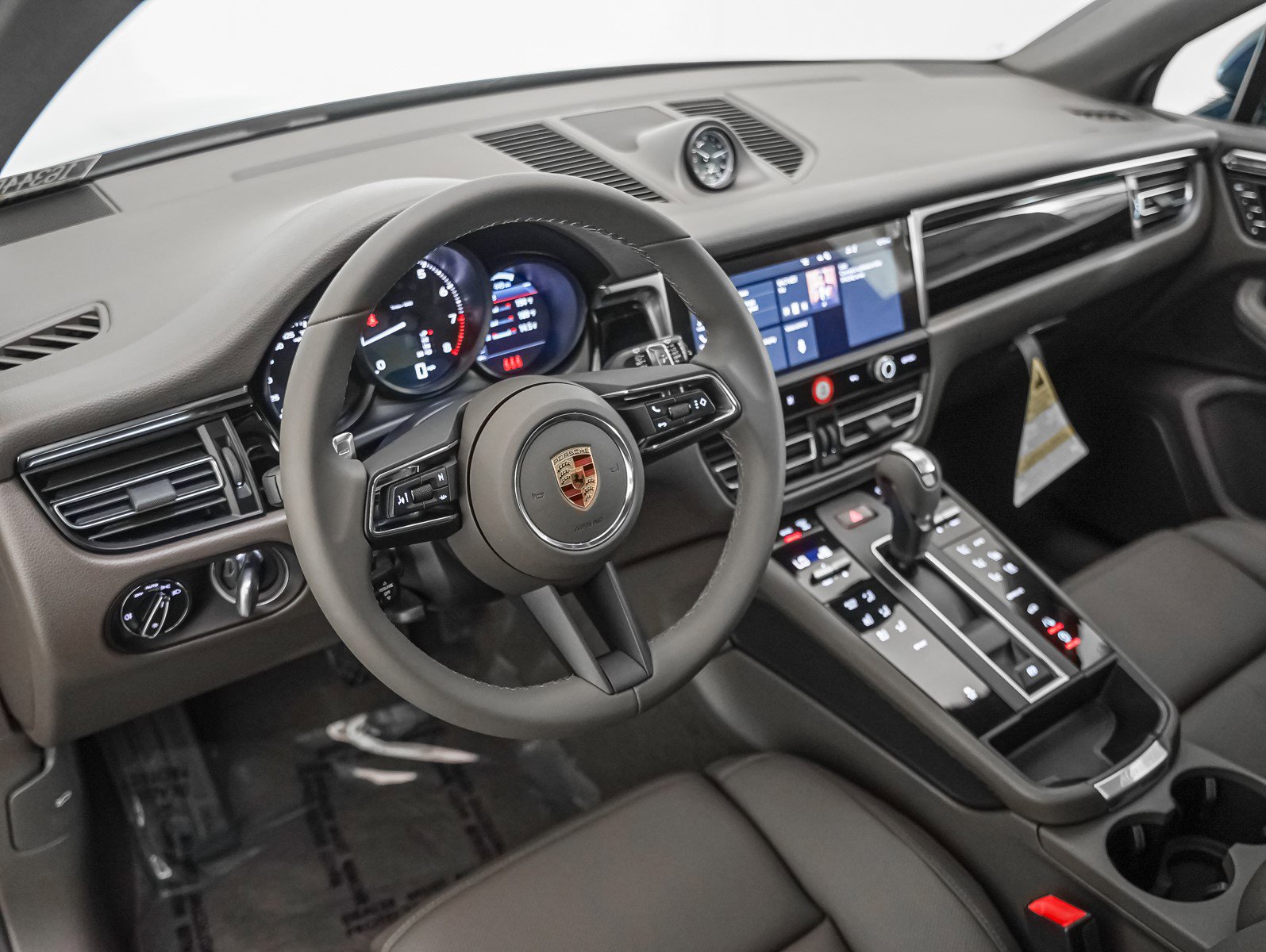 2025 Porsche Macan Turbo photo 4