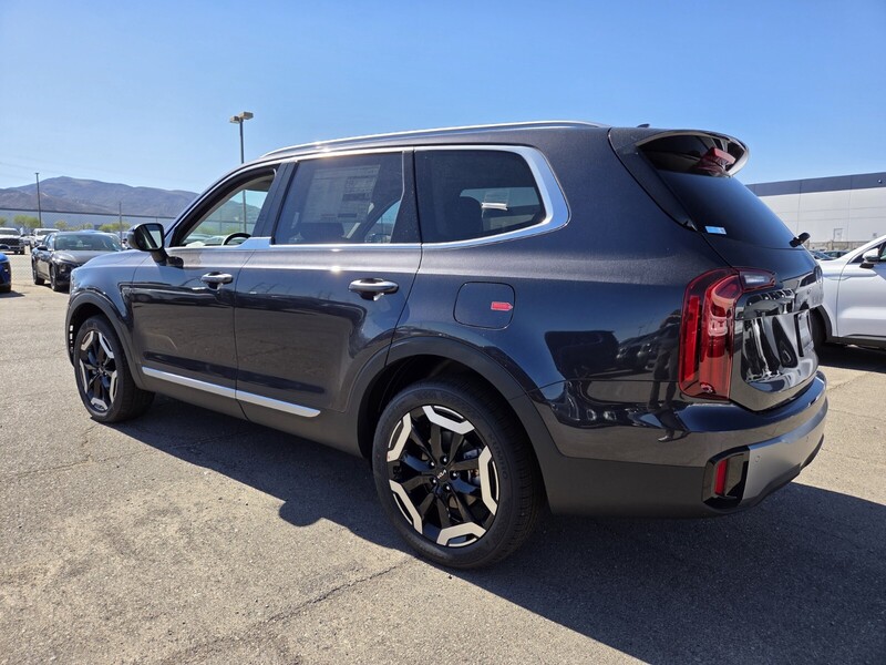 2025 Kia Telluride S photo 2
