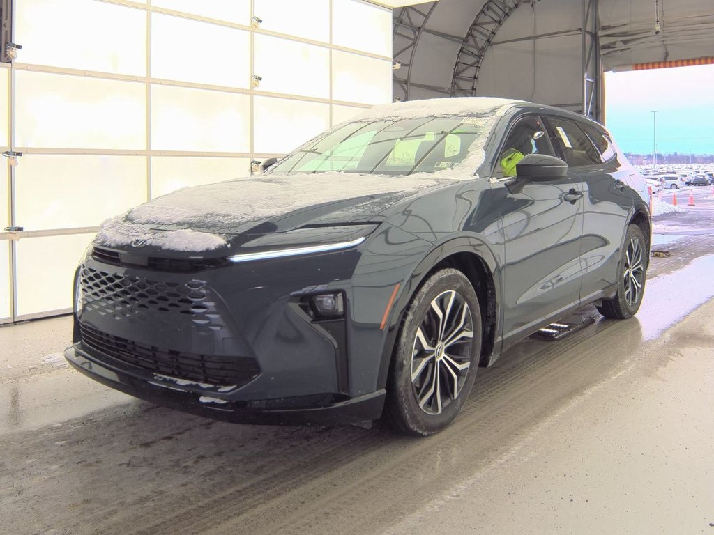 2025 Toyota Crown Signia XLE's photo