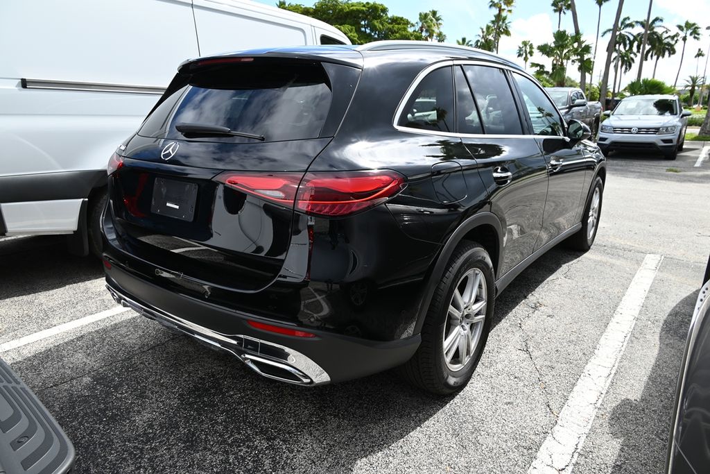 2025 Mercedes Benz GLC 300 photo 4