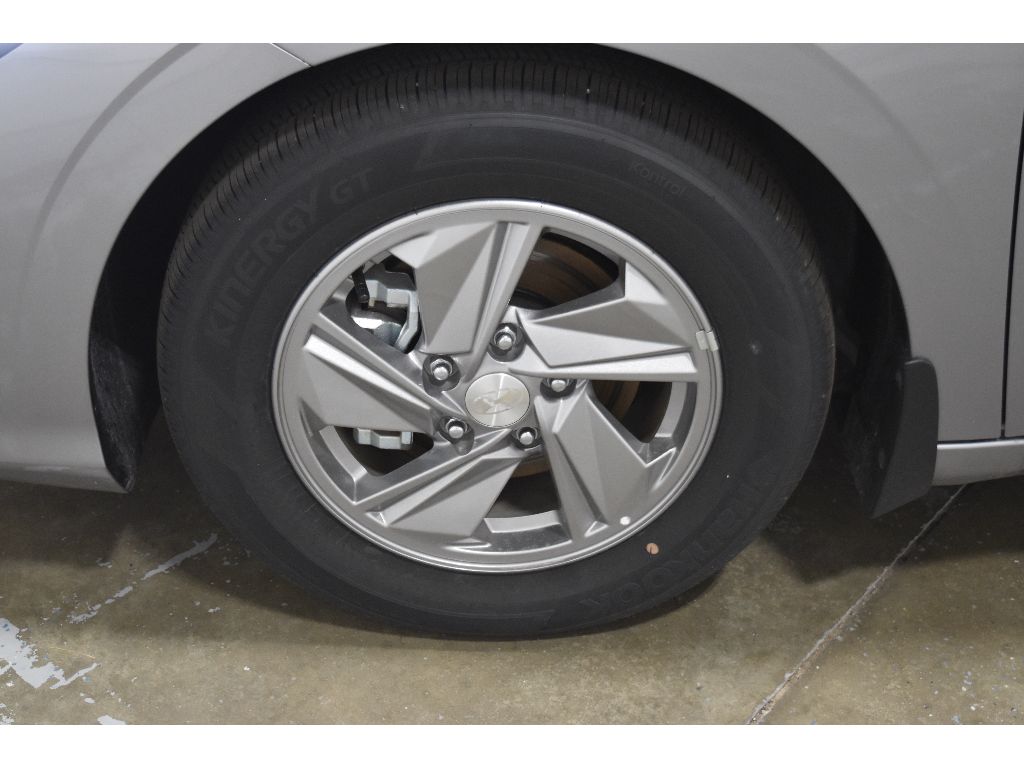2025 Hyundai Elantra SE photo 3