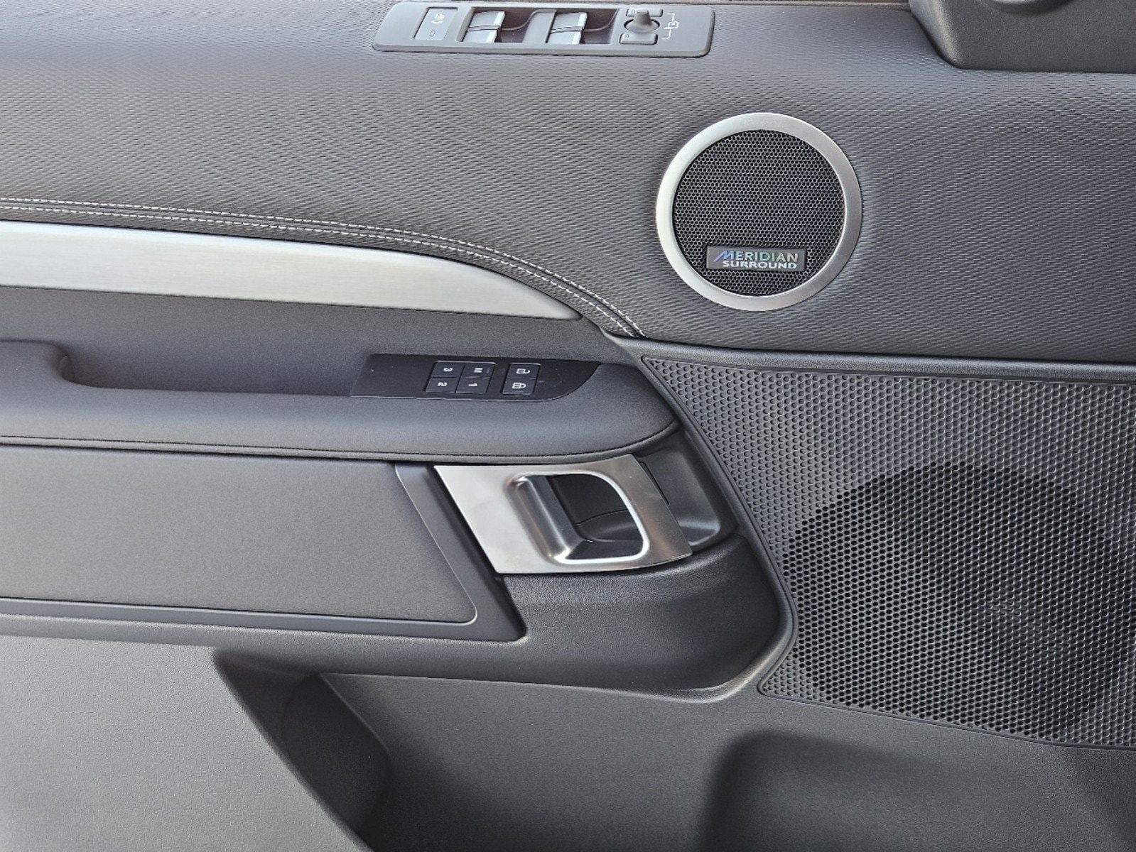2025 Land Rover Discovery SE photo 17