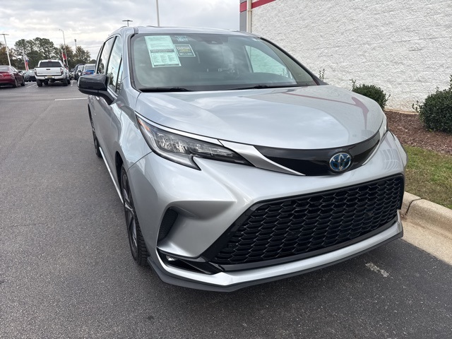 2023 Toyota Sienna XSE's photo