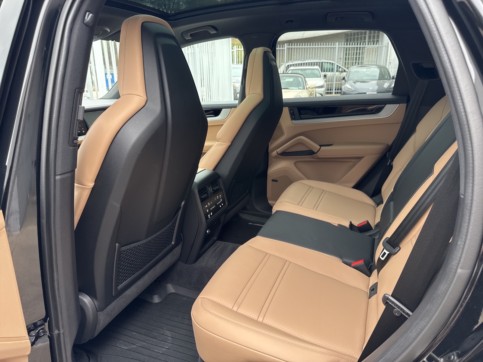 2024 Porsche Cayenne Base photo 7