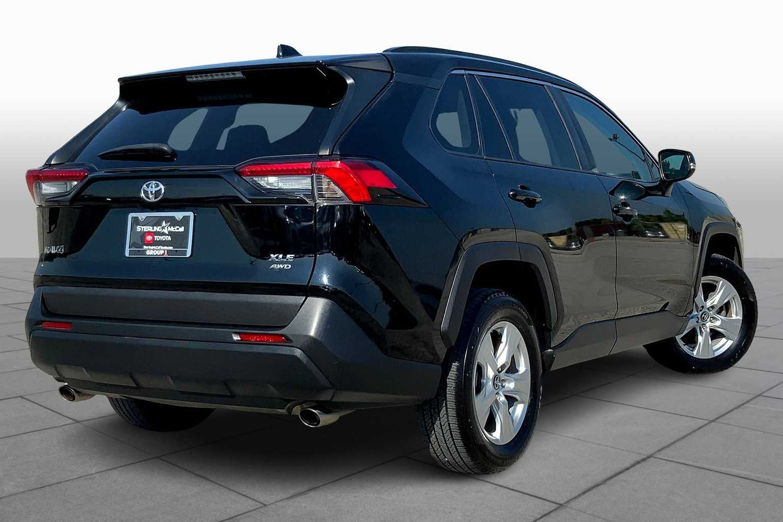 2021 Toyota RAV4 XLE photo 11