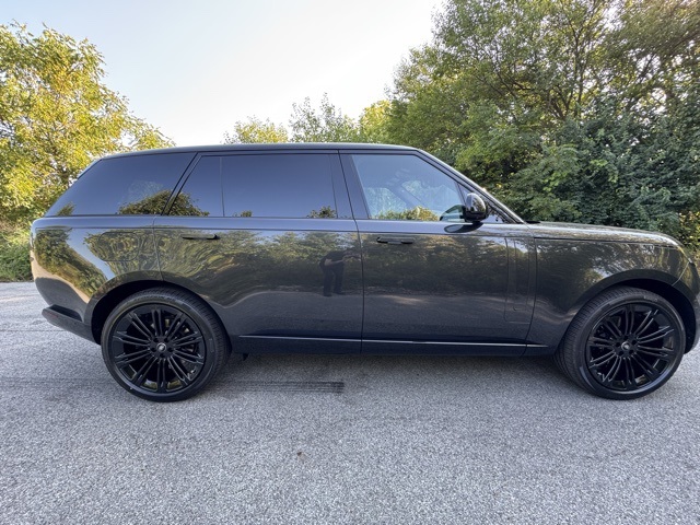 2025 Land Rover Range Rover SE photo 4