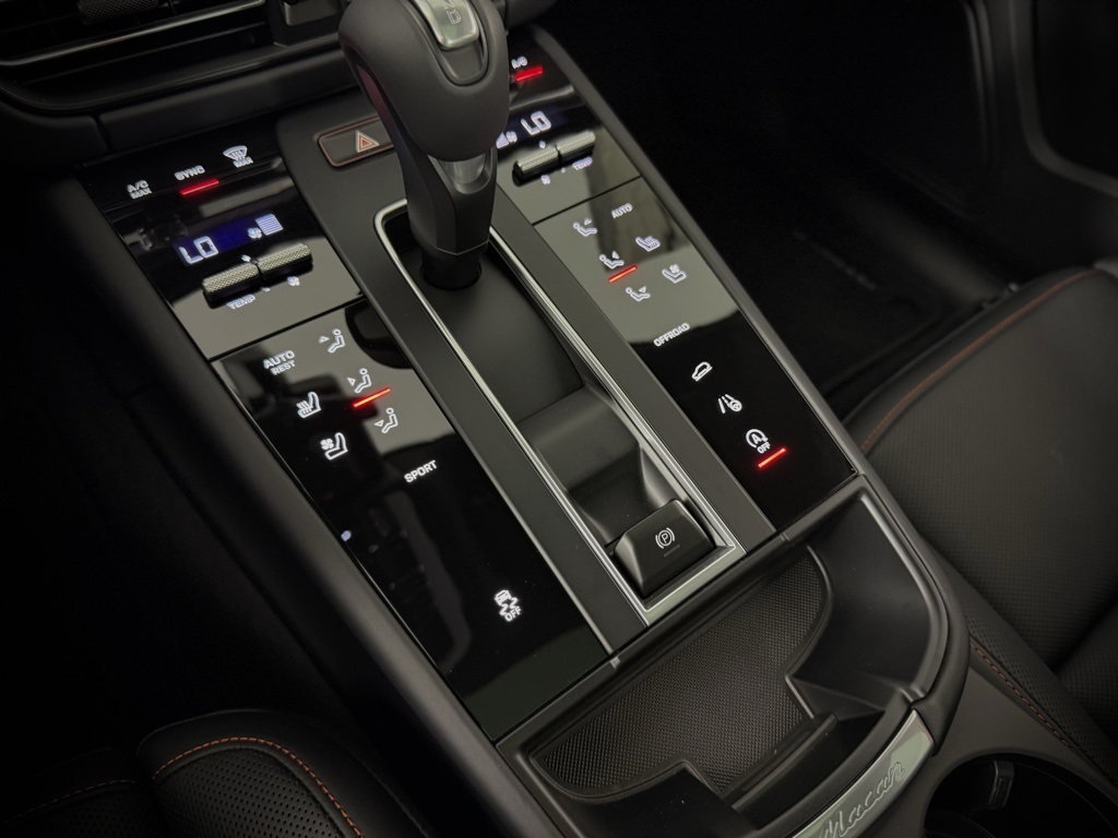 2025 Porsche Macan T photo 26