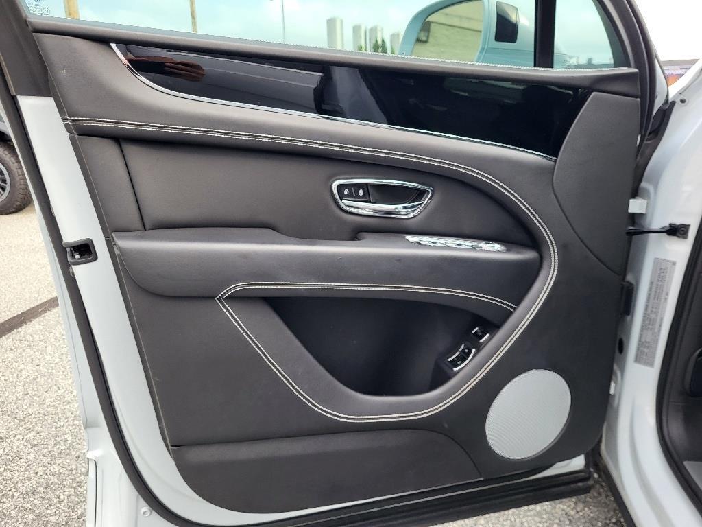 2021 Bentley Bentayga V8 photo 4