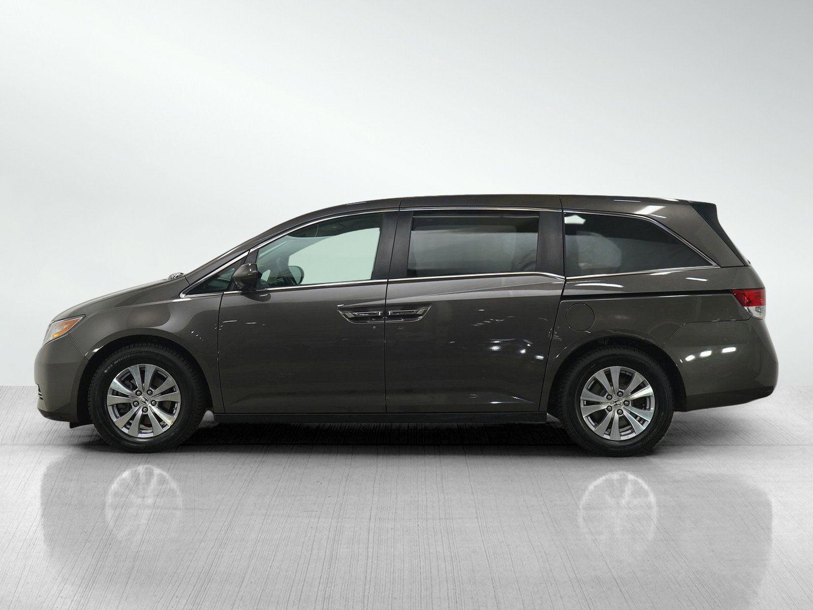 Used 2016 Honda Odyssey SE with VIN 5FNRL5H32GB050369 for sale in Wayzata, Minnesota