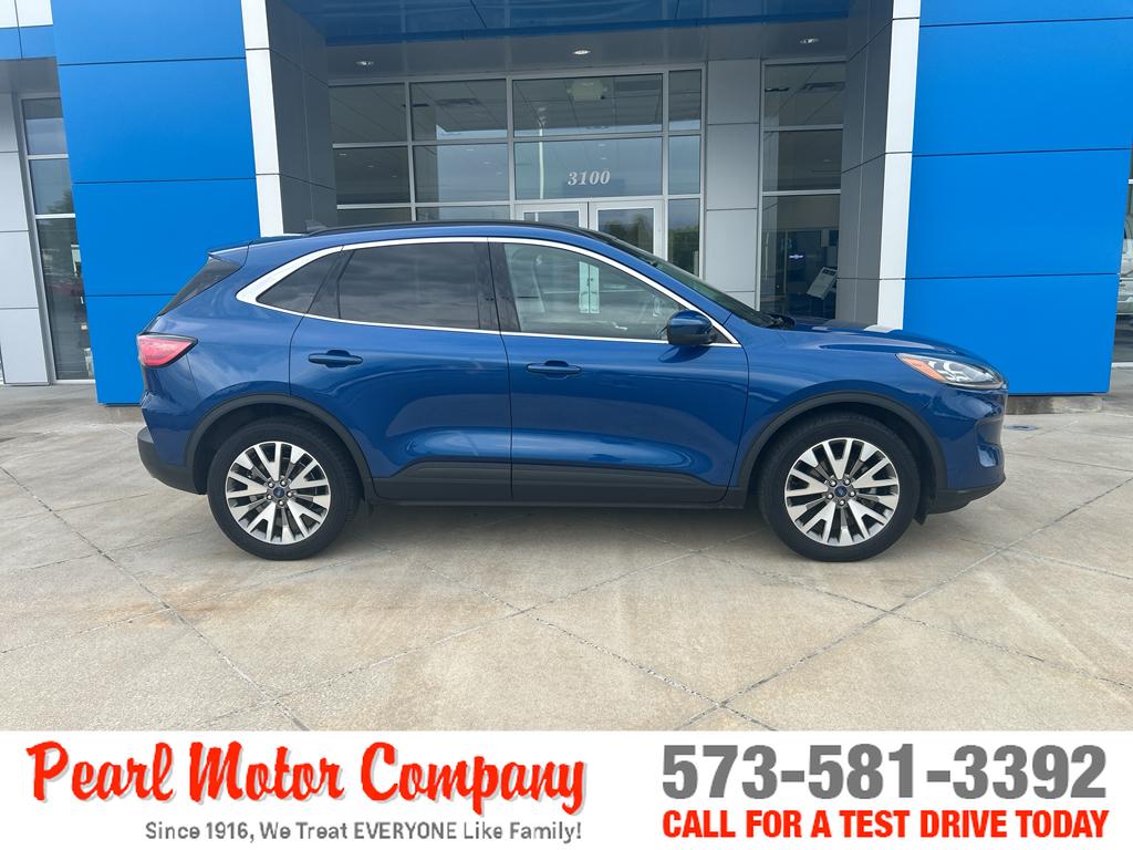 2022 Ford Escape Titanium photo 3