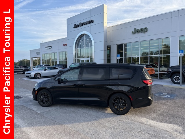 2023 Chrysler Pacifica Touring L's photo