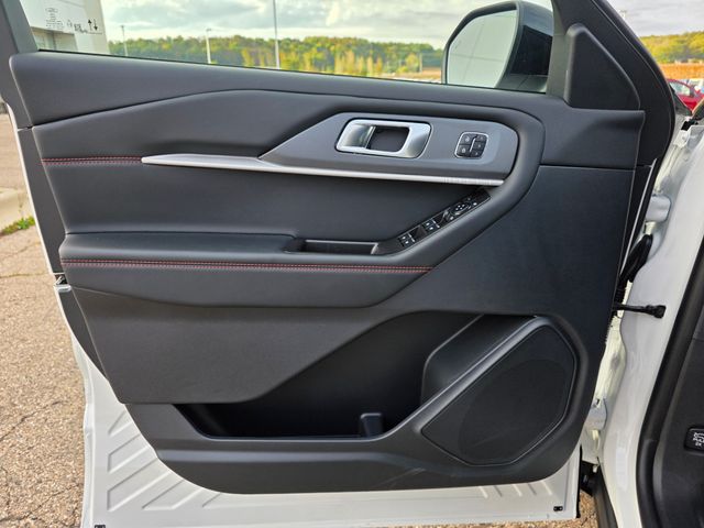 2025 Ford Explorer ST-Line photo 6