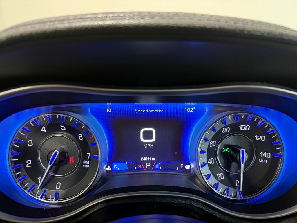 2023 Chrysler 300 Touring photo 4