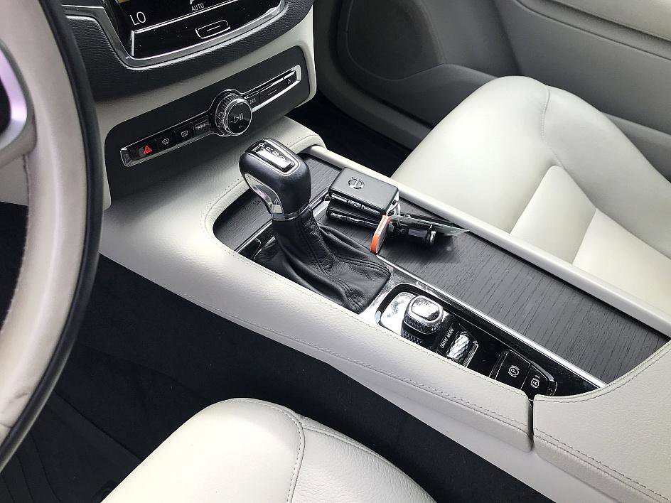 2020 Volvo XC90 T5 Momentum photo 17