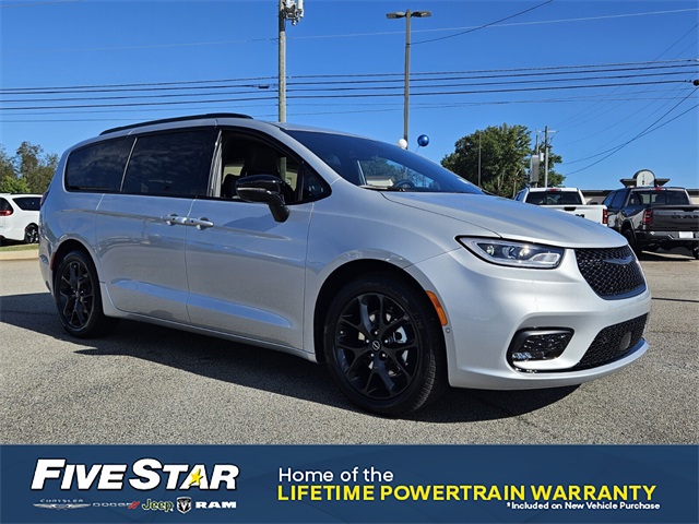 2026 Chrysler Pacifica Select's photo
