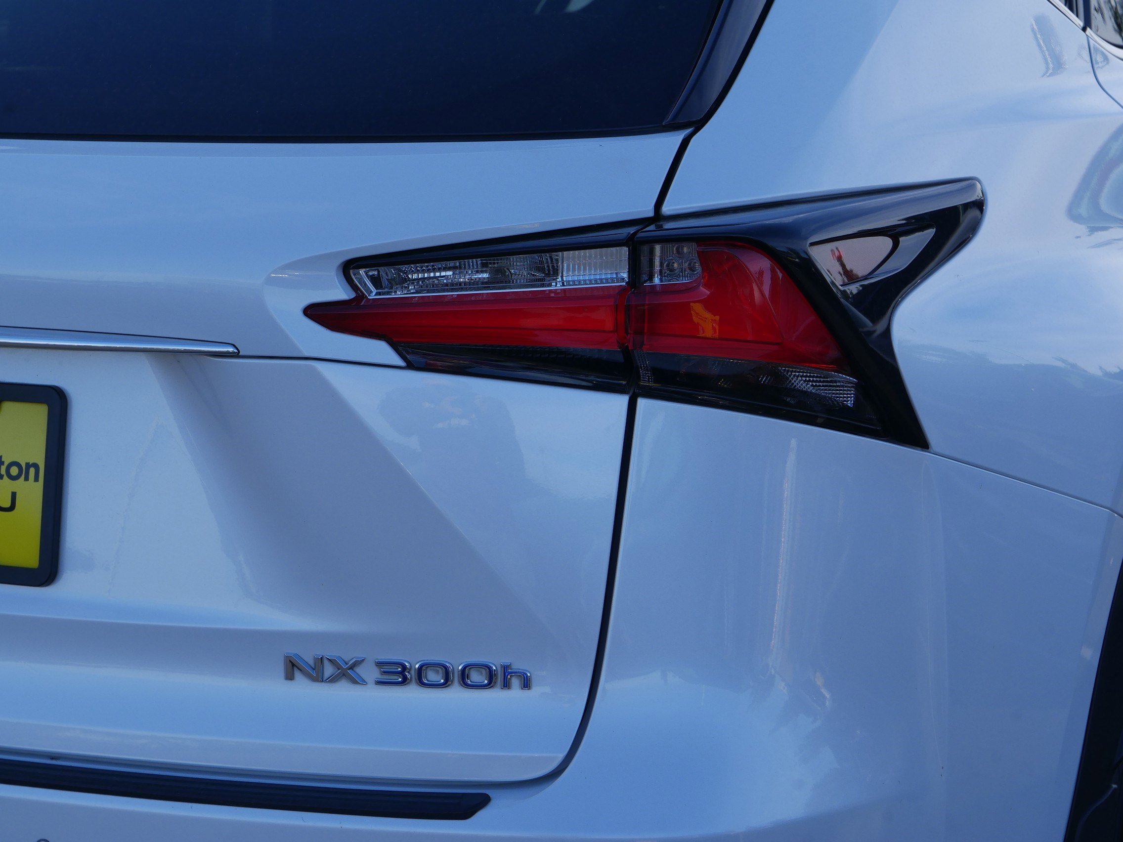 2016 Lexus NX 300h Luxury photo 11