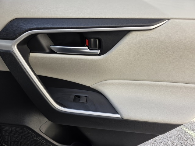 2019 Toyota RAV4 XLE photo 11