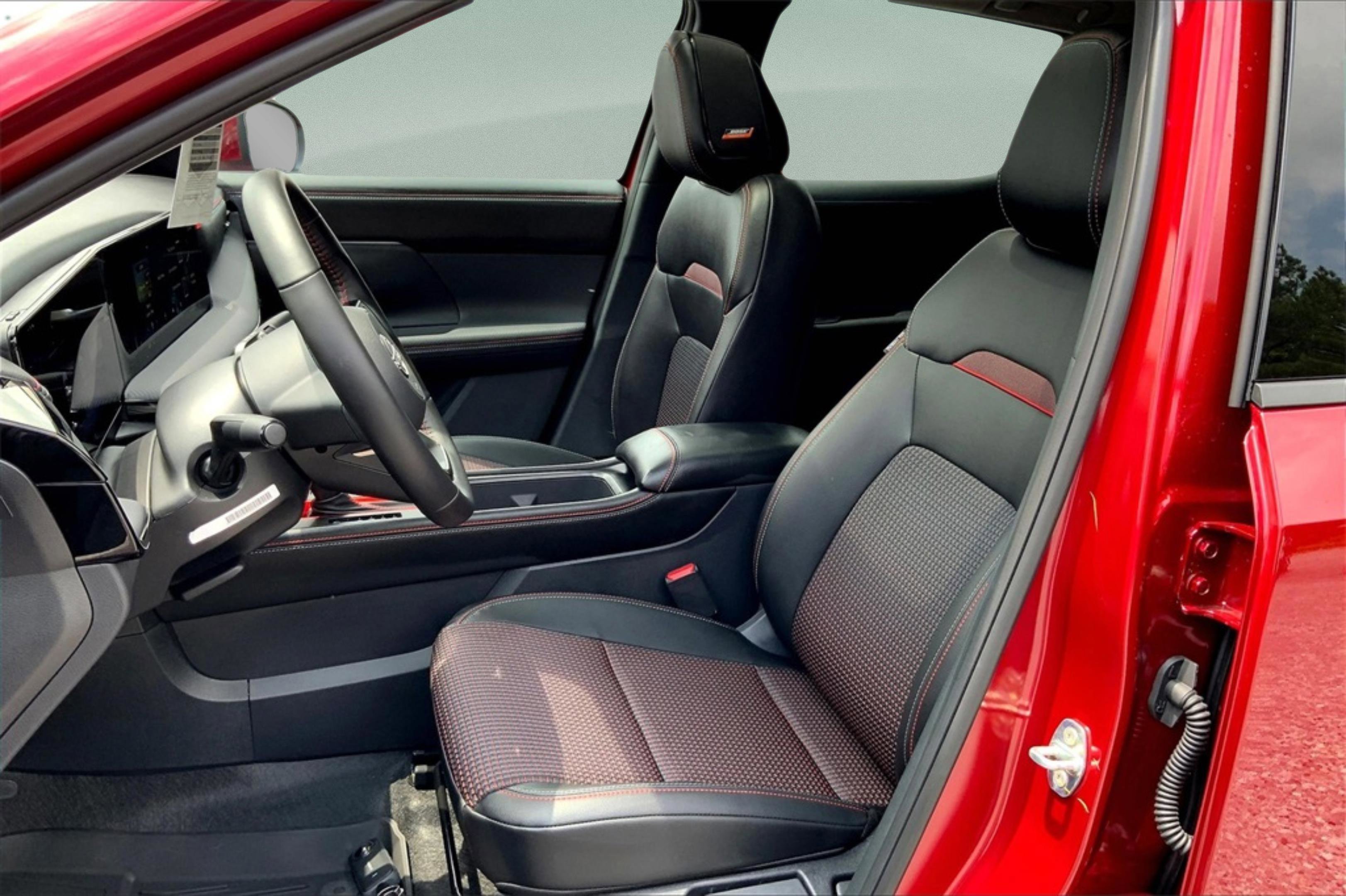 2025 Nissan Kicks SR photo 8