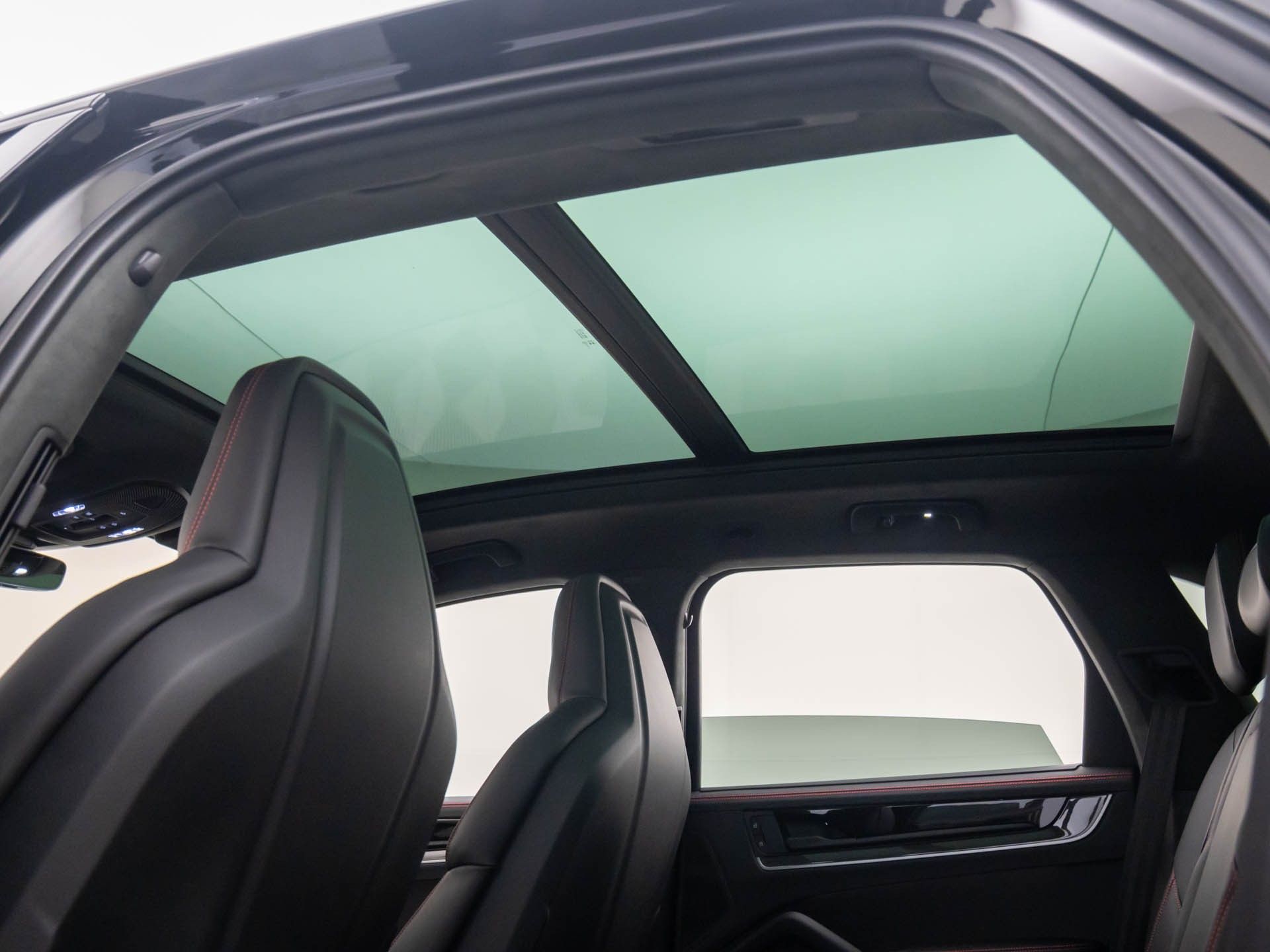 2025 Porsche Cayenne E-Hybrid Turbo photo 16