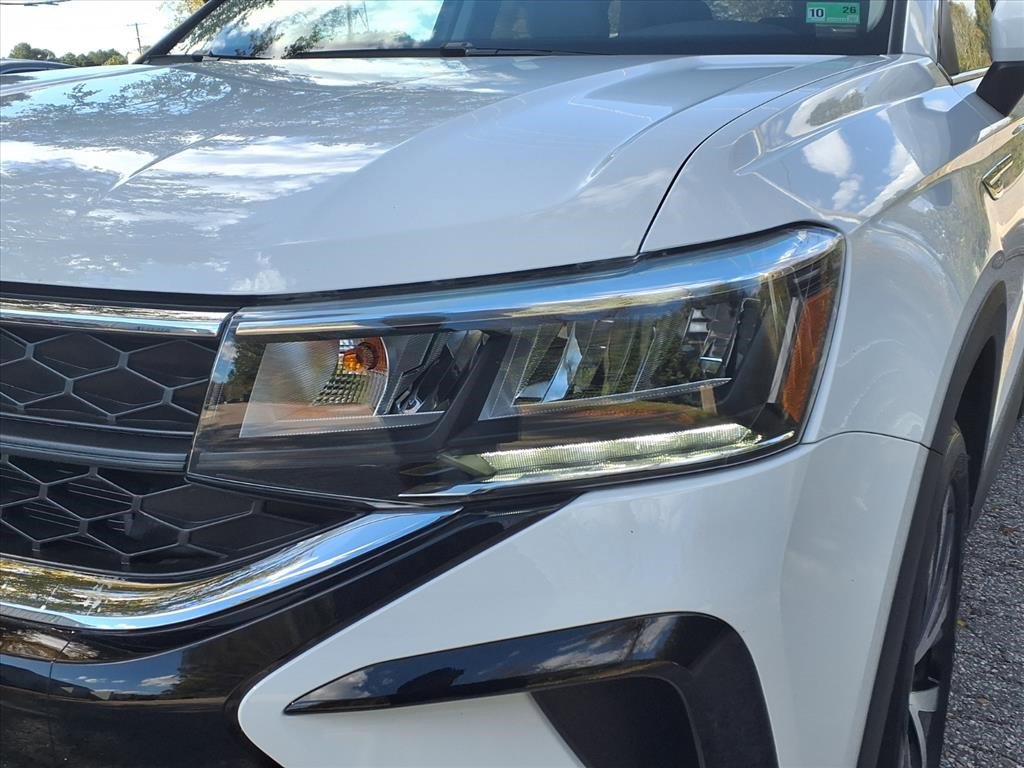 2024 Volkswagen Taos SE photo 3