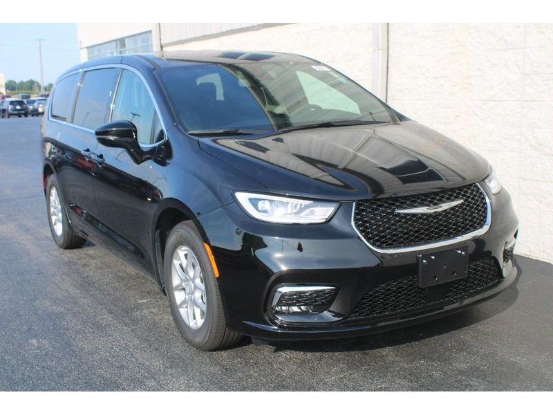 2025 Chrysler Pacifica photo 2