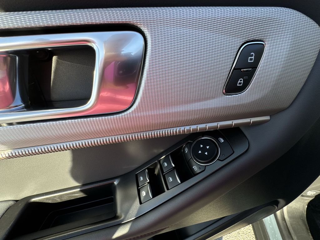 2025 Ford Explorer photo 15