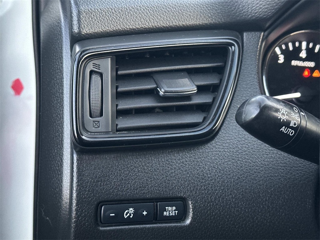2019 Nissan Rogue SV photo 24
