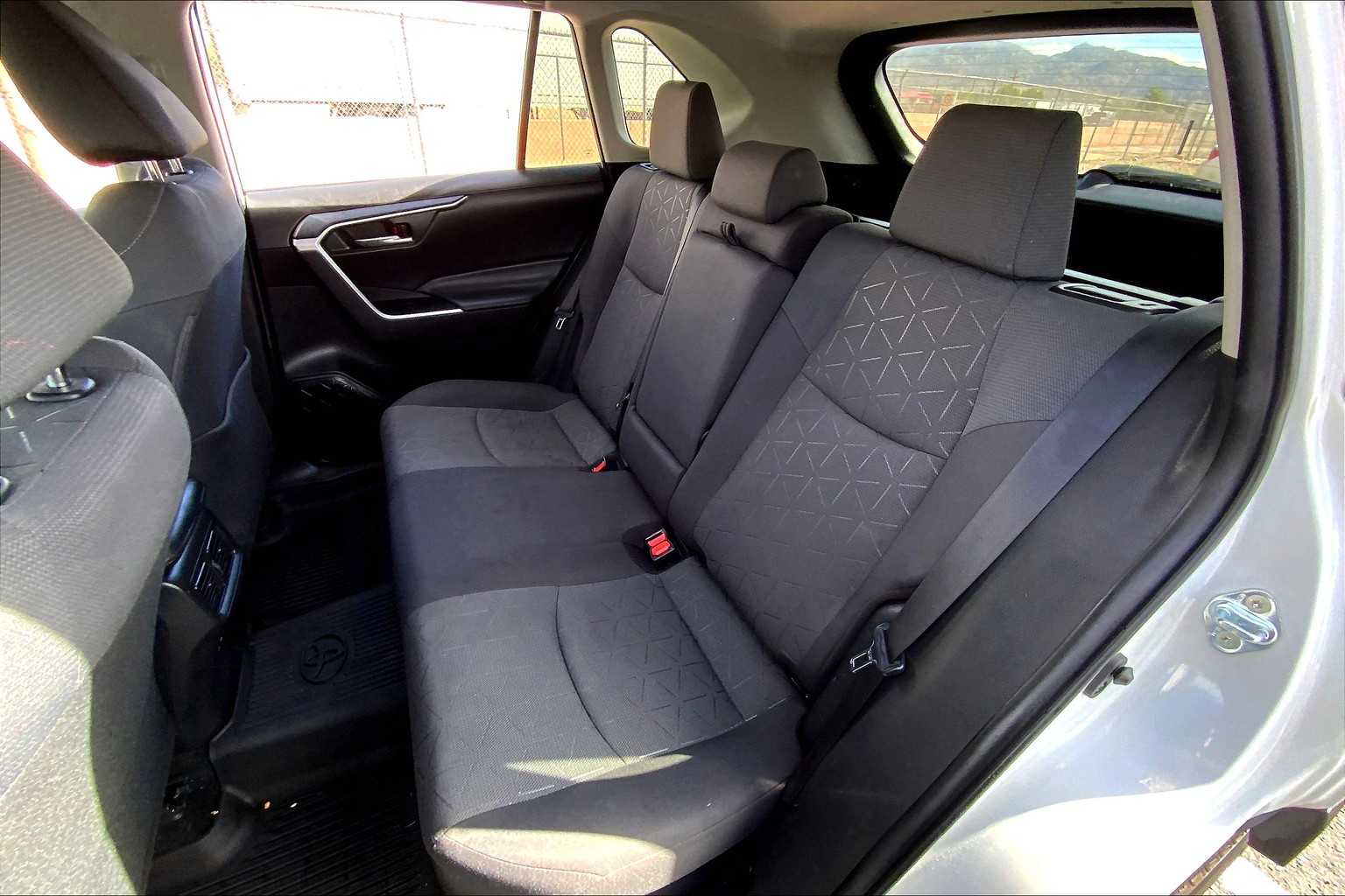 2021 Toyota RAV4 Hybrid XLE photo 17