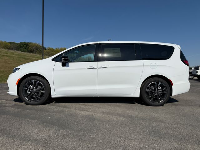 2026 Chrysler Pacifica photo 8