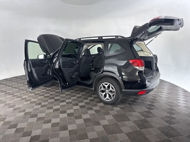 2022 Subaru Forester Premium photo 16