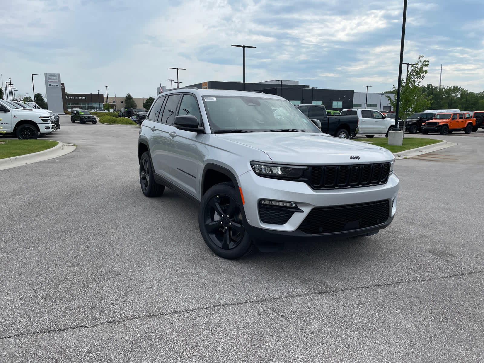 2025 Jeep Grand Cherokee Limited photo 2