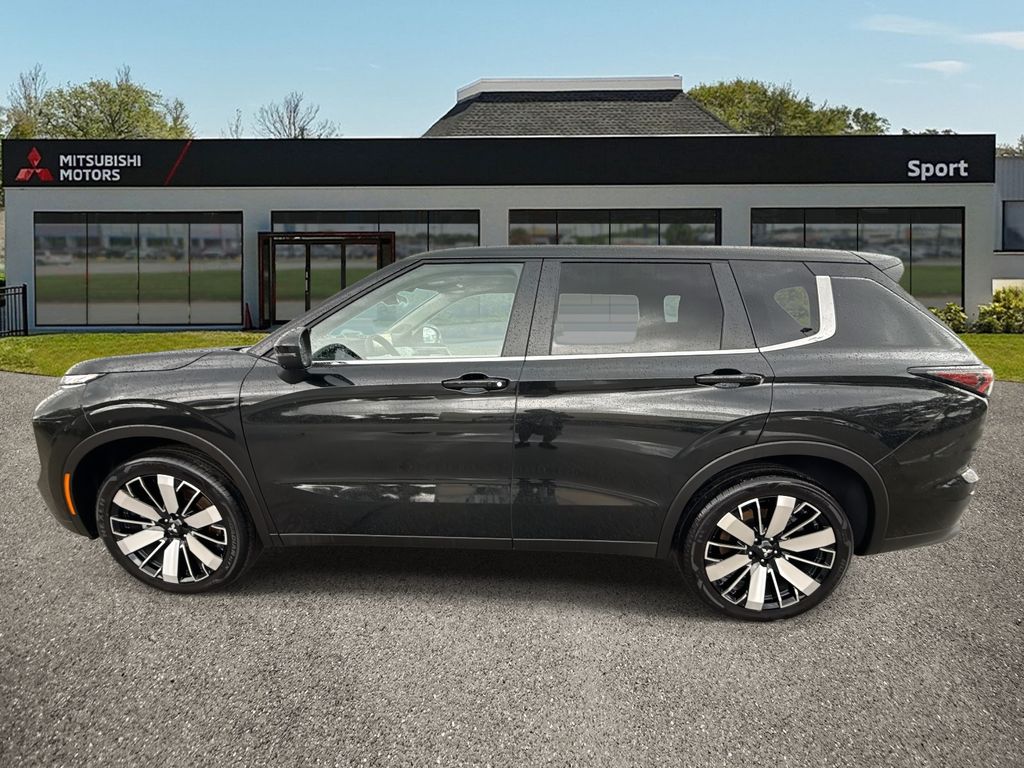 2025 Mitsubishi Outlander SE photo 6