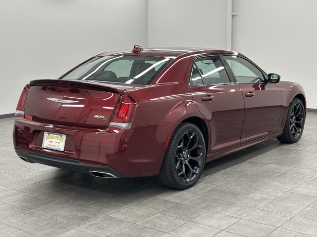 2019 Chrysler 300 S photo 2