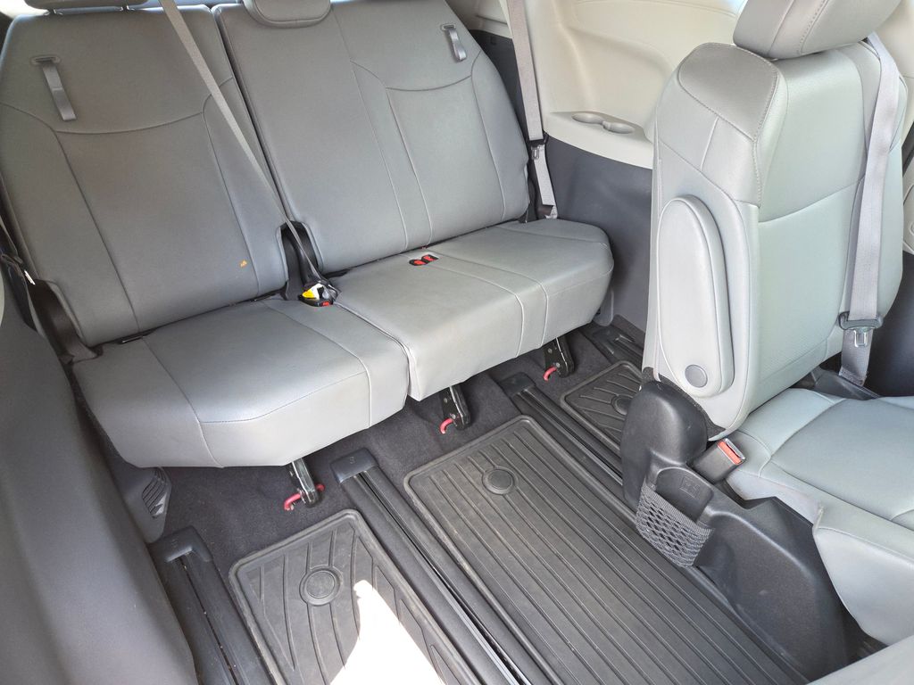 2023 Toyota Sienna XLE photo 18